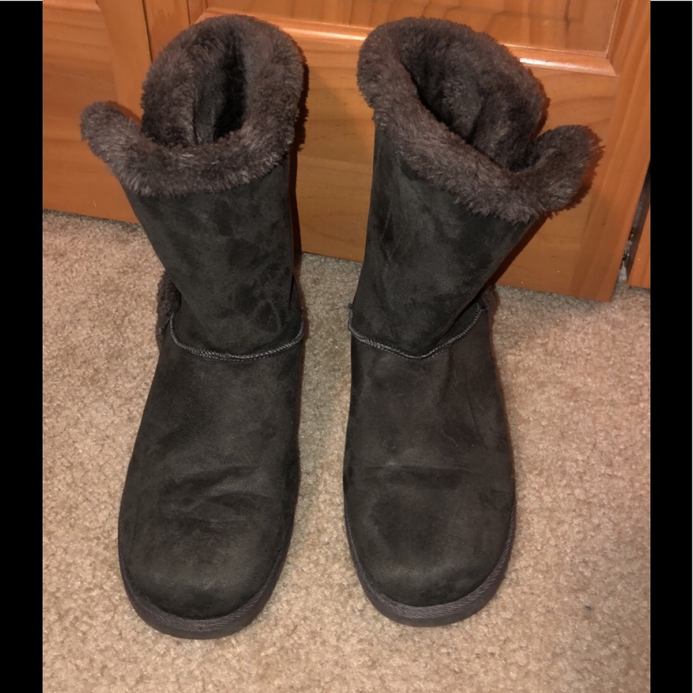 Grey winter boots